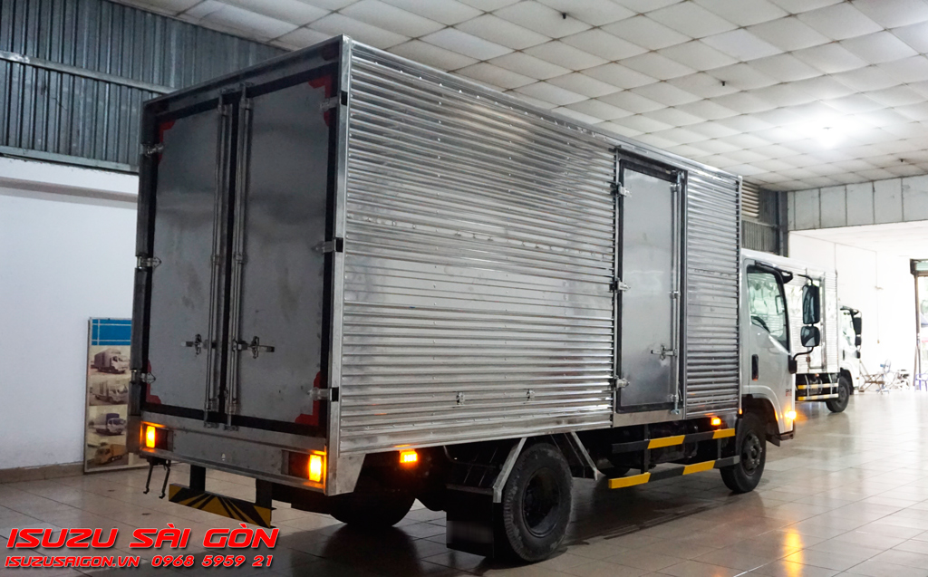 Xe Tải Isuzu QKR 1T9 Tấn Thùng Kín Đầu Vuông 3